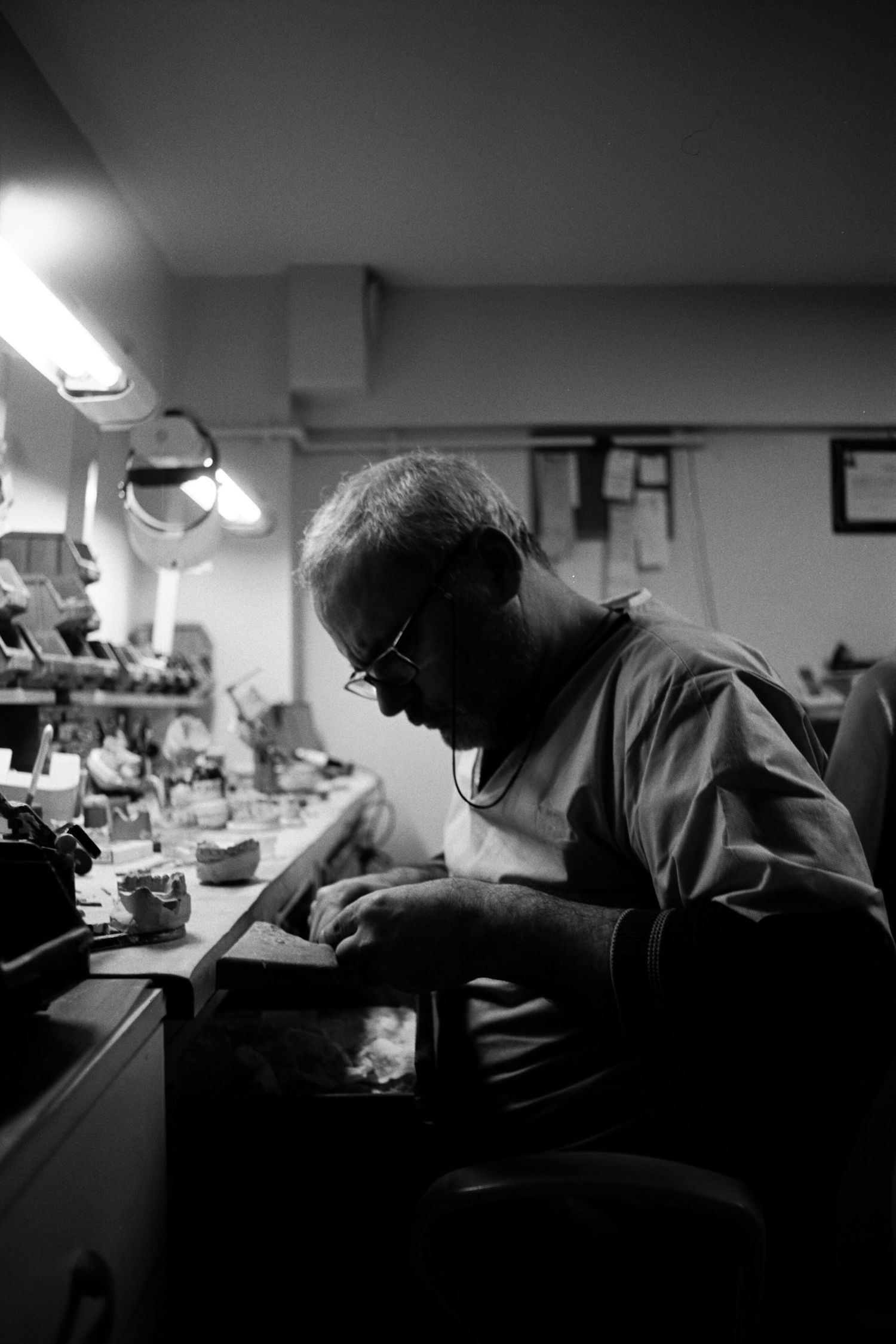 Prothésiste au travail dans l'atelier Céram 83 à Toulon