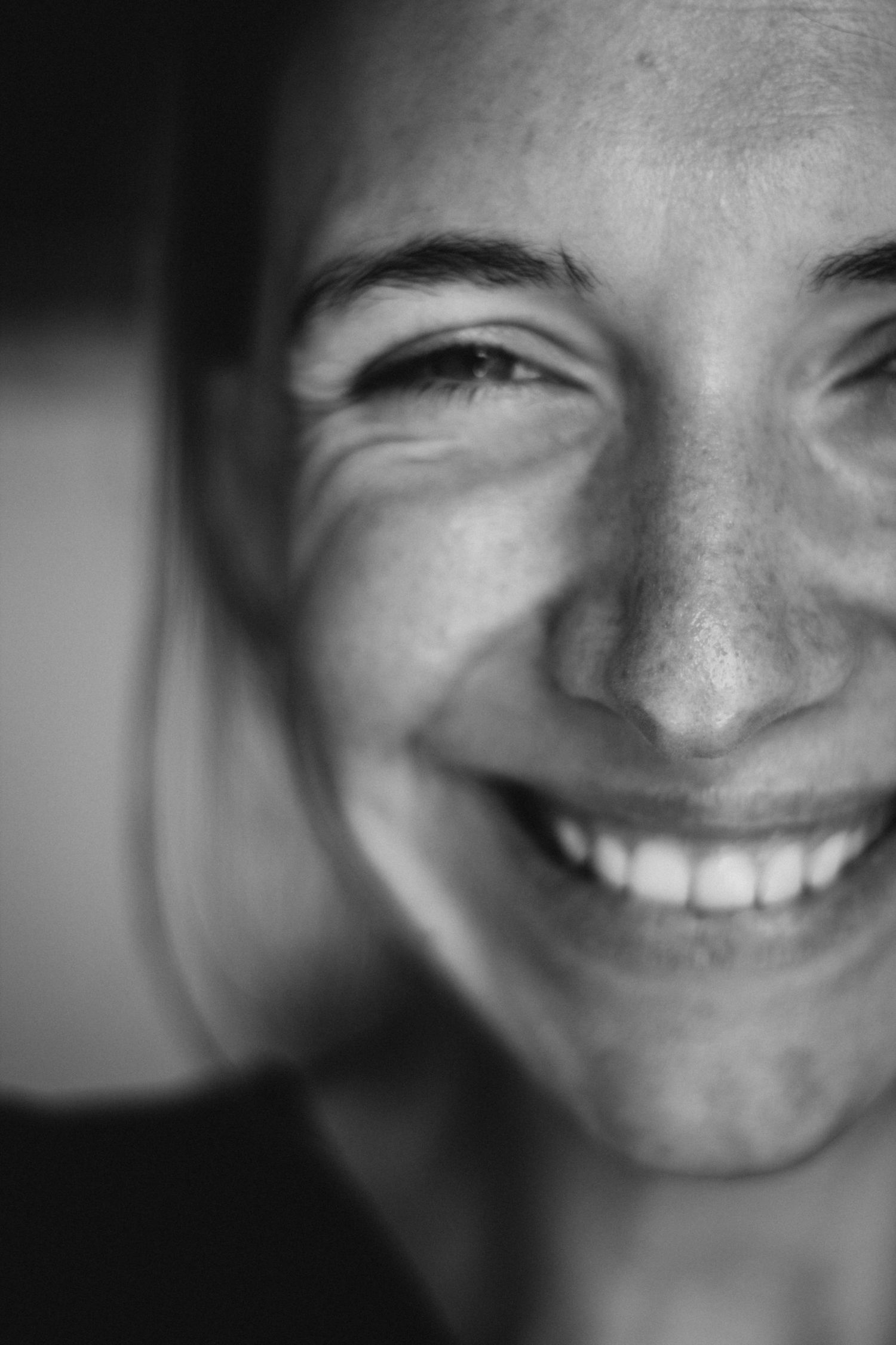 Sourire naturel et lumineux d'une patiente